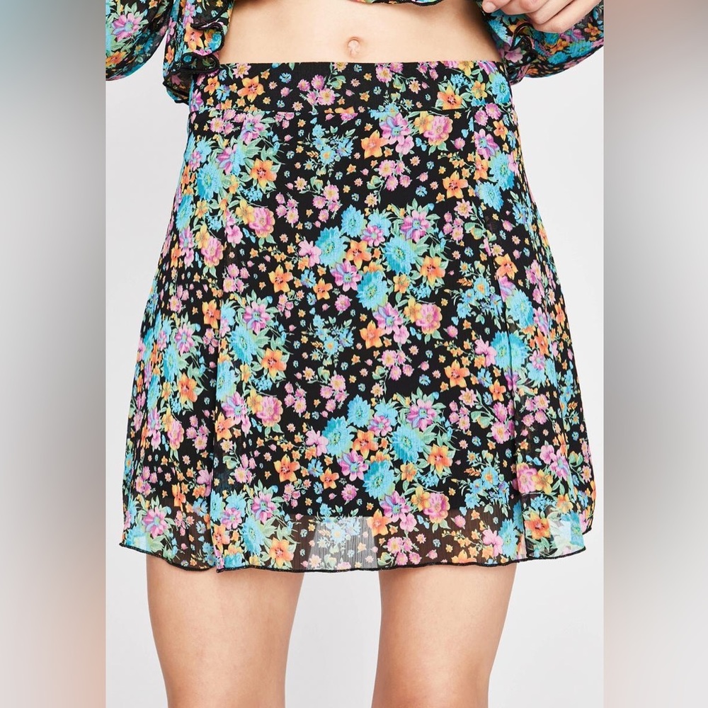 Fresh Like Flowers Mini Skirt and Long Sleeve Crop Top Set. Size XS - Picture 4 of 6